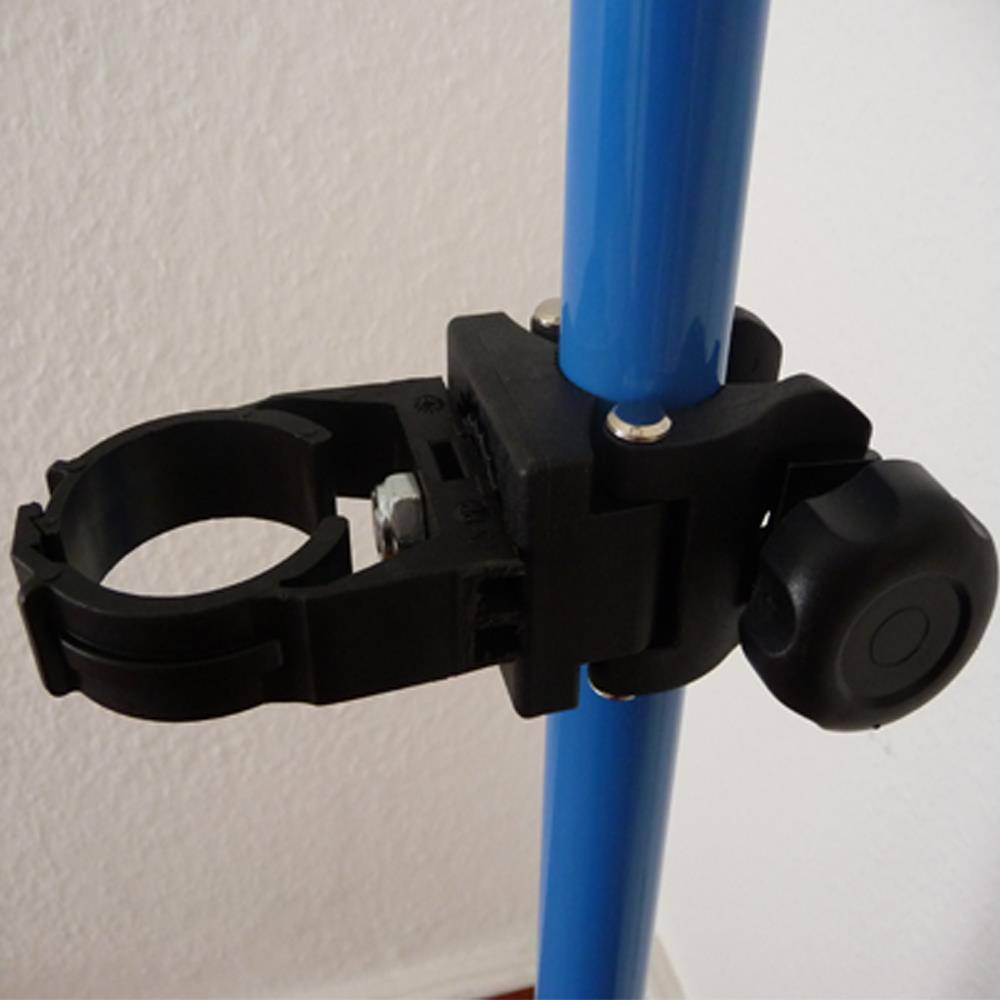 Schwarze verstellbare Klemme, die an einem blauen Mast befestigt ist, mit einem Seitenknopf zum Anziehen oder Umpositionieren.