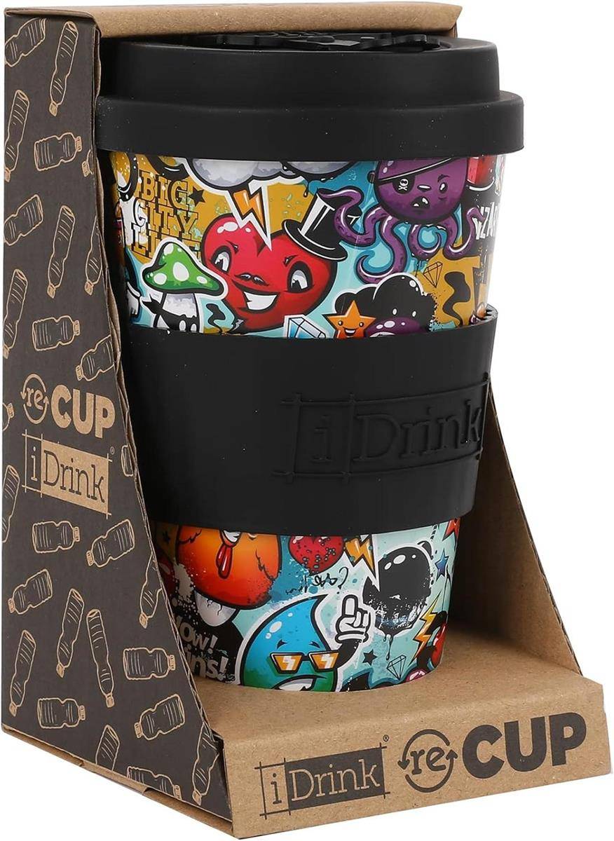 Dekorativer Reisebecher in Karton-Einzelhandelsdisplay, bedeckt mit bunten Cartoon-Grafiken, mit schwarzem Deckel und Ärmel mit der Aufschrift „iDrink reCUP