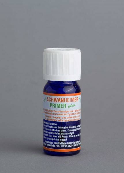 Kleine blaue Flasche mit weißem Verschluss mit der Aufschrift „SCHWANHEIMER PRIMER plus