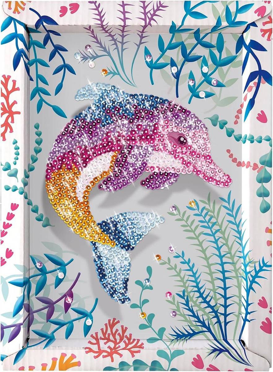 Ein bunter Pailletten-Delfin schwimmt inmitten von stilisierten Unterwasserpflanzen und Korallen auf hellem Hintergrund.