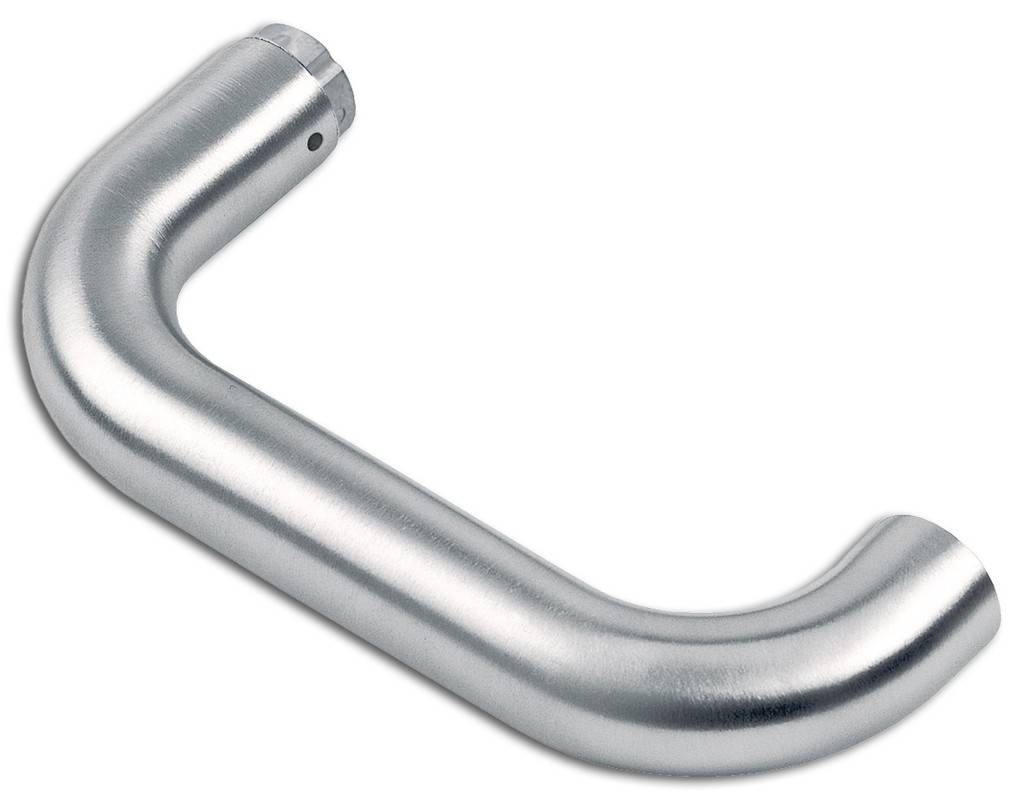 Ein gebogenes Silbermetallrohr oder Rohrverschraubung mit abgerundeten Enden auf weißem Hintergrund.