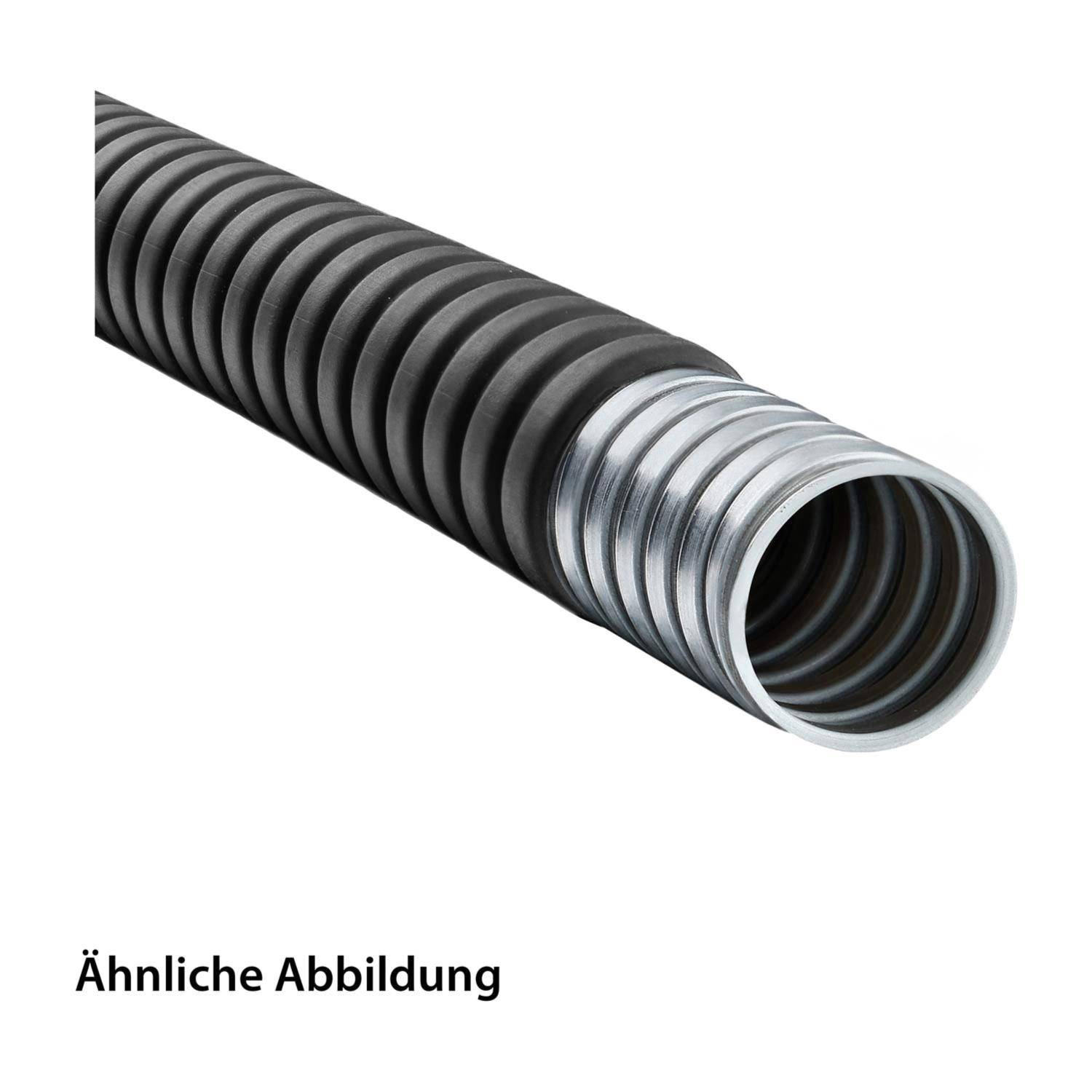 Schwarzes gewelltes flexibles Drainagerohr mit silbernem Metallende, gezeigt als ähnliches Produktbild auf weißem Hintergrund.