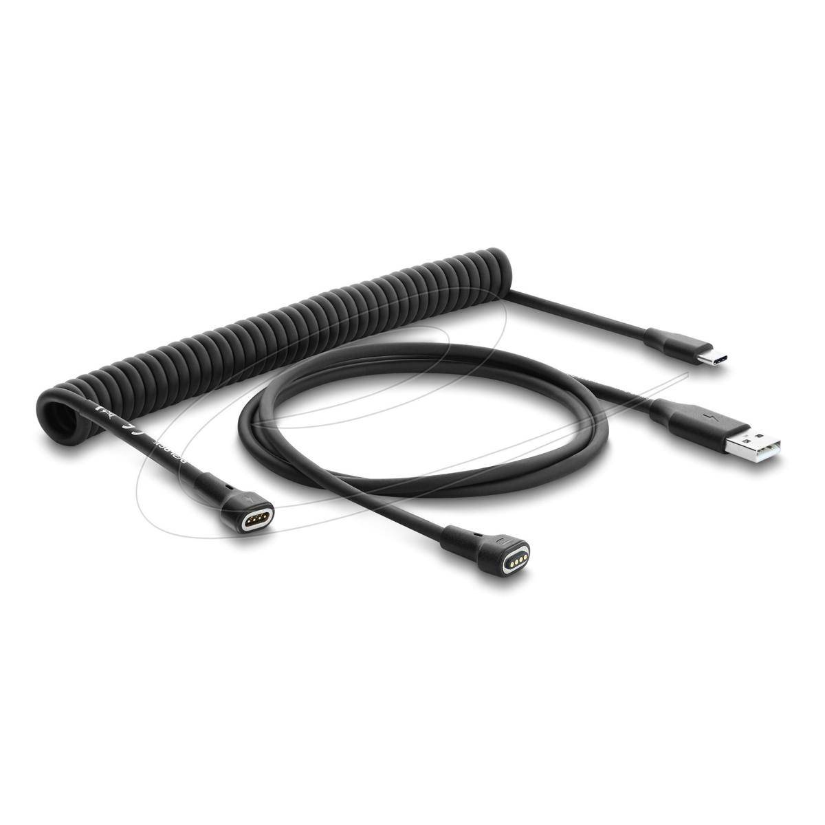 Schwarzes aufgerolltes Ladekabel mit USB-A- und USB-C-Anschlüssen sowie zwei kleinen kreisförmigen Steckerenden, dargestellt auf weißem Hintergrund.