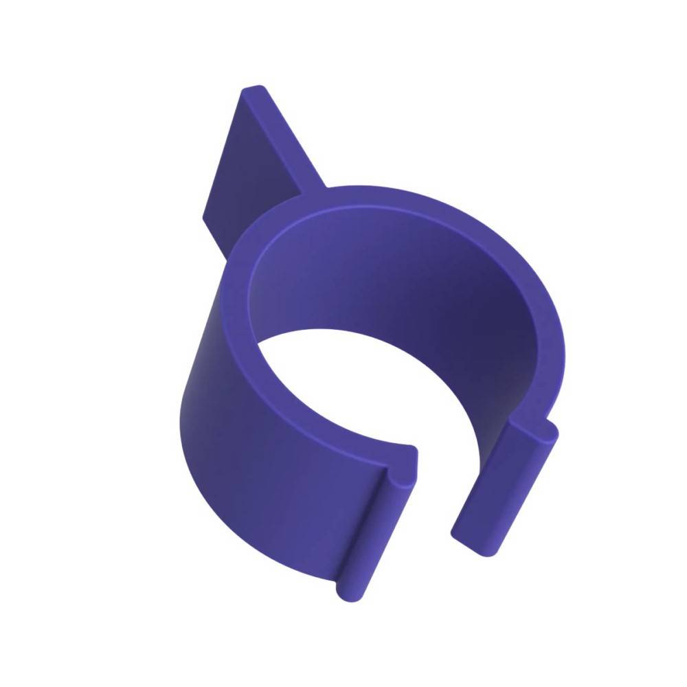 Violettes 3D-Objekt in Ringform oder kreisförmiger Clip mit offener Lücke und gewinktem Reiter, dargestellt auf weißem Hintergrund.