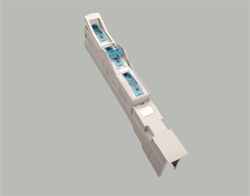 3D-Darstellung eines langen weißen Industrie-Förderbands oder Zufuhrsystems mit blauen Komponenten, dargestellt auf einem einfachen grauen Hintergrund.