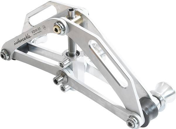 Metallische mechanische Klemme oder Verbindungsanordnung mit verstellbarem Gewindespindel in der Mitte und schwenkbaren Armen auf weißem Hintergrund.