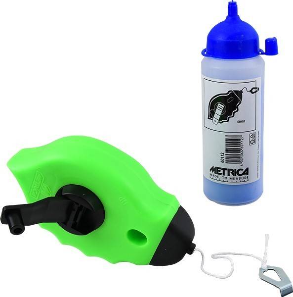 Eine grün-schwarze Notfallpfeife mit Schnur und Clip, neben einer blauen METRICA-Flasche vor weißem Hintergrund dargestellt.