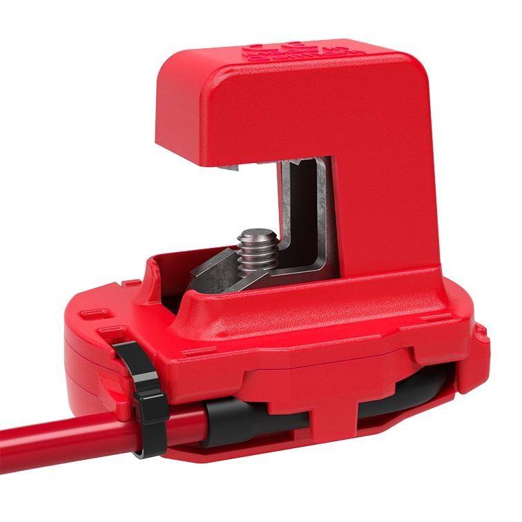 Rotes Rohrklemmen-Werkzeug mit offenen Backen und federbelasteter Metalldruckmechanismus auf weißem Hintergrund.