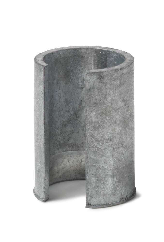 Eine graue zylindrische Metallhülse mit einem vertikalen Seitenschnitt, dargestellt auf weißem Hintergrund.