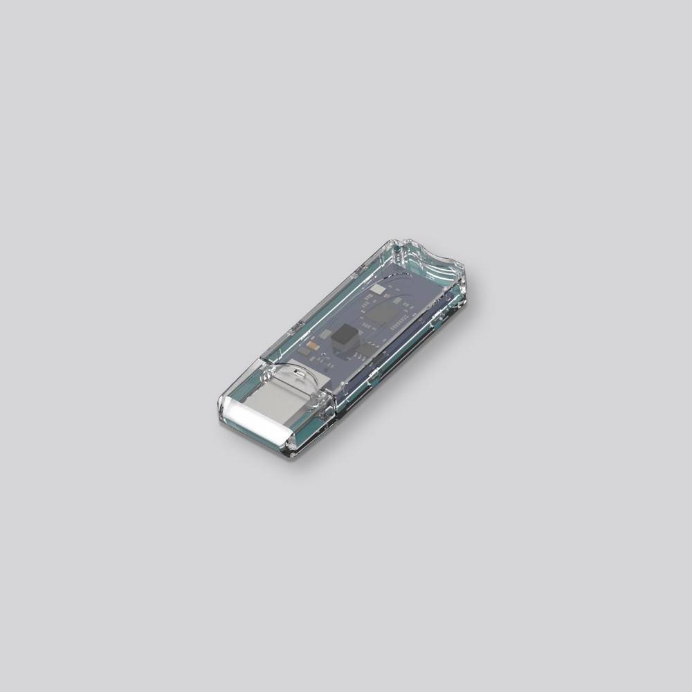 Transparentes USB-Speicherstick mit freiliegender interner Leiterplatte auf hellgrauem Hintergrund.