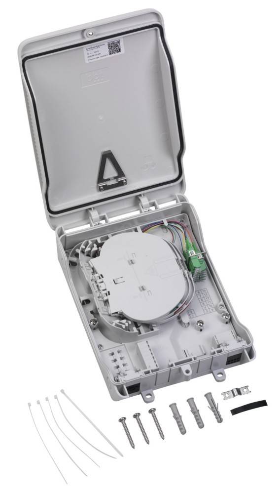 Offene Glasfasernetz-Verteilerdose mit interner Spule und Steckverbindern, darunter gezeigt mit Installationsschrauben und Kabelbindern ausgelegt.