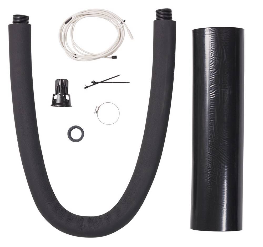 Schwarzes flexibles Lüftungsset mit U-förmigem Schlauch, gerader Muffe, weißem Schlauch, Schelle, Kabelbindern, Ring und Verbinder auf weißem Hintergrund.