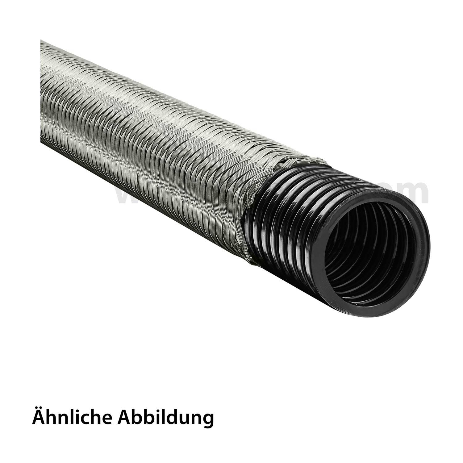 Ein flexibler gewellter schwarzer Schlauch oder Kanal mit einer silberfarbenen geflochtenen Außenschicht, in Nahaufnahme vor weißem Hintergrund dargestellt.
