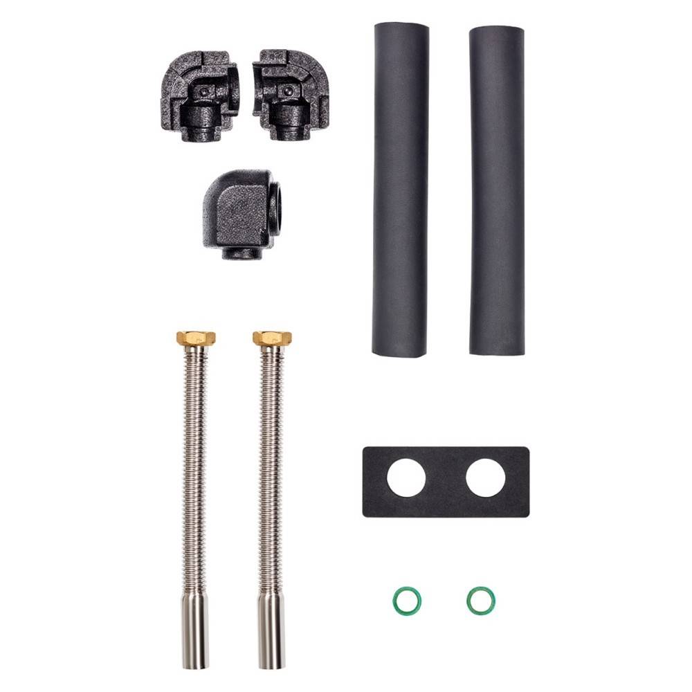 Sanitär-Set mit zwei geflochtenen Schläuchen, zwei schwarzen Muffen, drei schwarzen Verbindungsstücken, einer Montageplatte und zwei grünen O-Ringen auf weißem Hintergrund angeordnet.