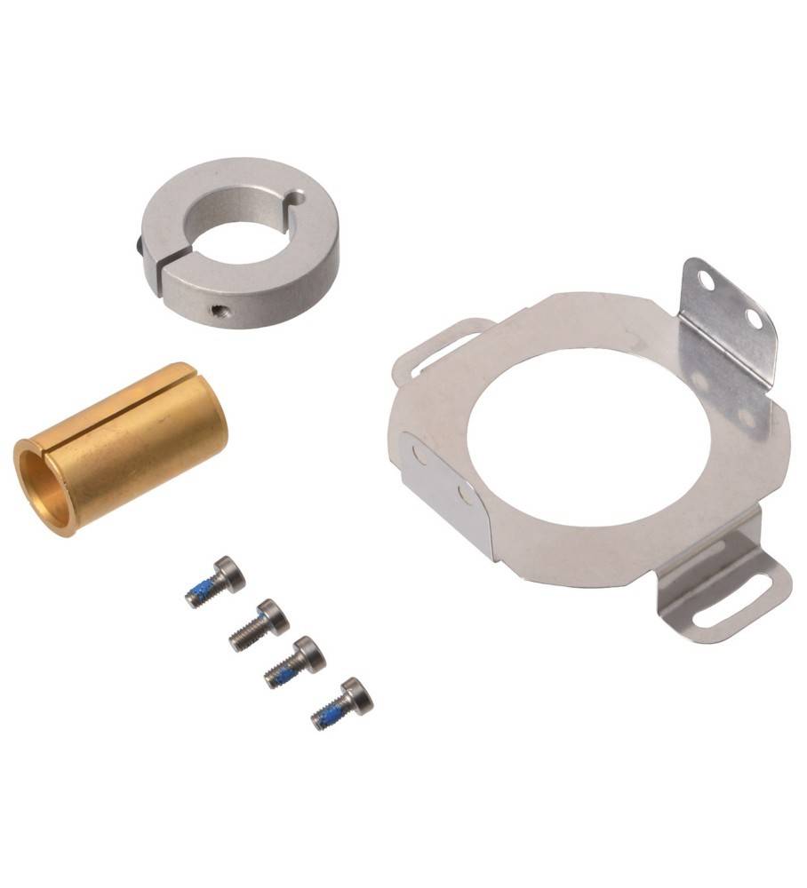 Satz aus Metallmontagehardware-Teilen auf weißem Hintergrund: zwei kreisförmige Klemmen, eine Messinghülse und vier kleine Schrauben.