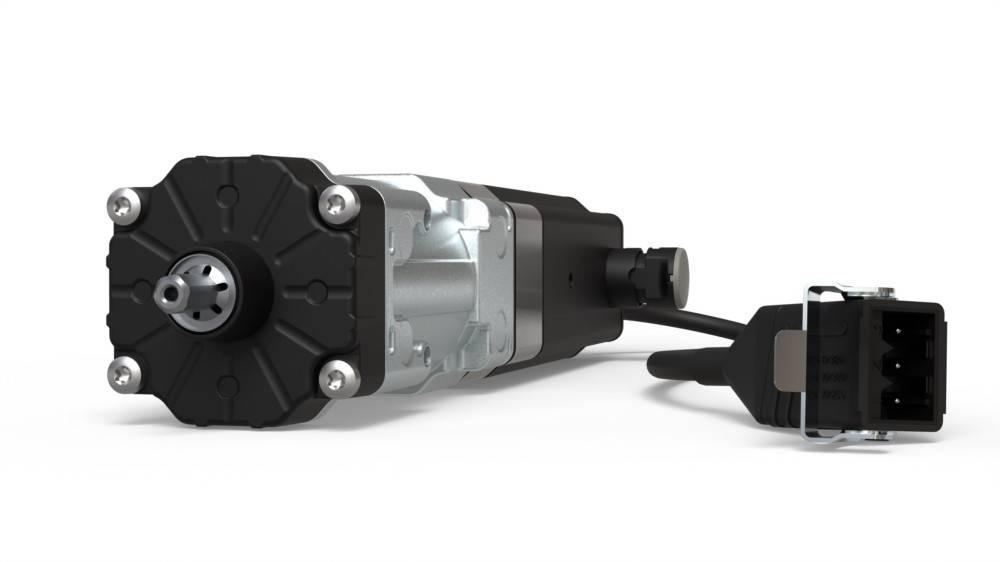 Schwarzer Elektromotor mit angebrachtem Kabel und Steckerverbindung, gezeigt auf weißem Hintergrund.