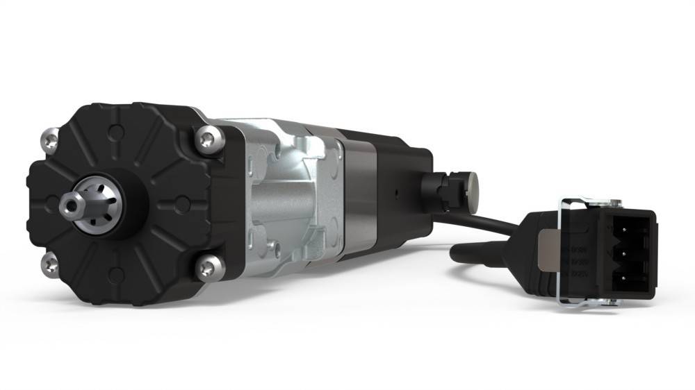 3D-gerenderter Elektromotor mit angebrachtem Kabelbaum und Stecker, dargestellt auf weißem Hintergrund.