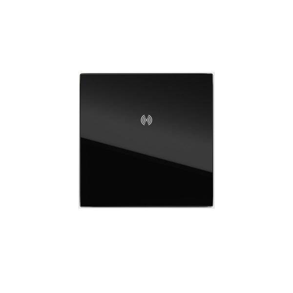 Schwarzes quadratisches kabelloses Ladepanel mit einem zentrierten NFC-/kontaktlosen Symbol auf einfachem weißem Hintergrund