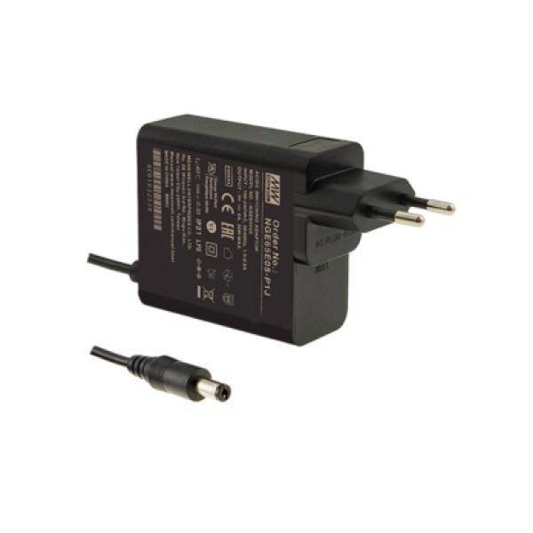 Schwarzer Stromadapter mit europäischem Stecker und angebrachtem DC-Hohlstecker auf weißem Hintergrund.