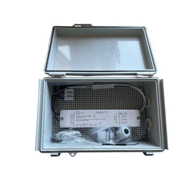 Öffnen Sie das robuste Etui mit einem elektrischen Gerät mit Stromkabel, einer montierten Schaltkastenbaugruppe und in Bündeln verpackten Schläuchen/Zubehörteilen im Inneren.