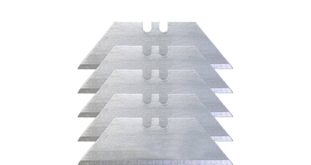 Stapel von fünf silbernen Metallklingen oder Schabereinsätzen, vertikal ausgerichtet auf weißem Hintergrund.