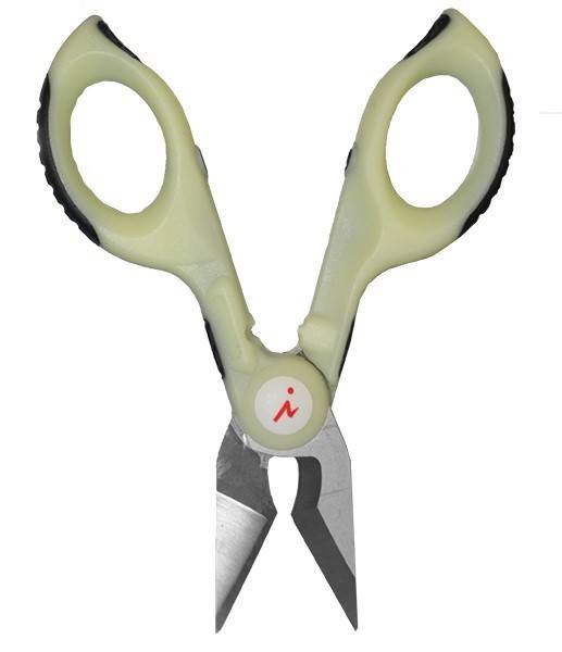 Ein Paar Scheren mit beige-farbigen Griffen und einem roten Logo, geschlossen auf weißem Hintergrund dargestellt.