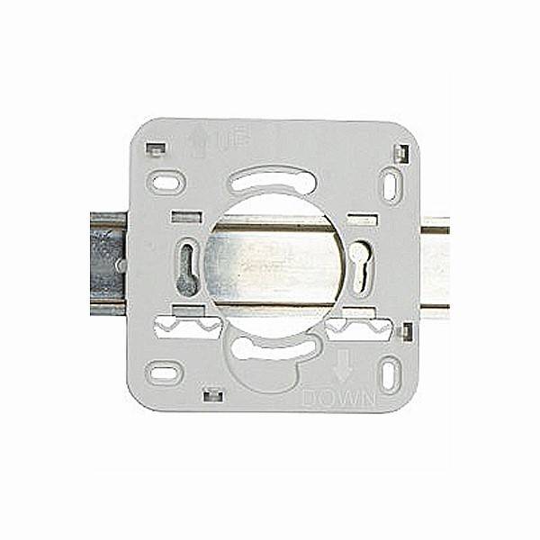 Metallische elektrische Montageplatte für eine Wanddose, zentriert auf weißem Hintergrund.