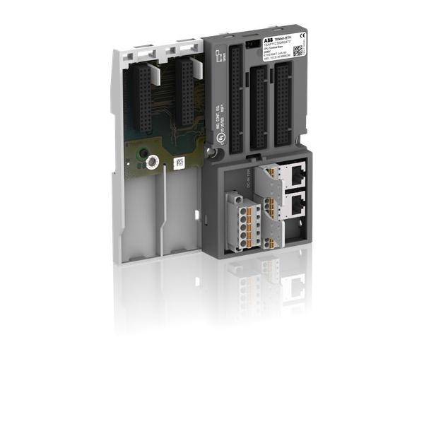 ABB-Industriesteurermodul mit mehreren Anschlussanschlüssen und Klemmleisten, dargestellt auf weißem Hintergrund.