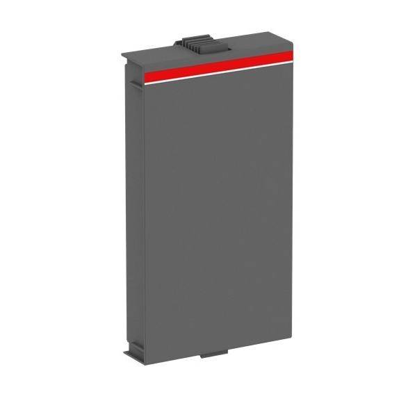 Graues rechteckiges Batteriemodul mit einem roten Streifen oben in der Nähe, isoliert auf weißem Hintergrund dargestellt.