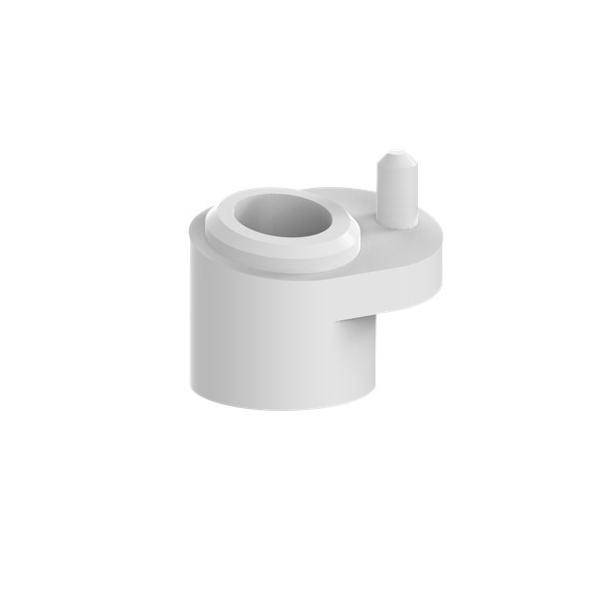 Weißer Kunststoff-Mechanik-Stecker oder Adapter mit kreisförmiger Öffnung und kleinem Seitenstift auf einfachem weißem Hintergrund.