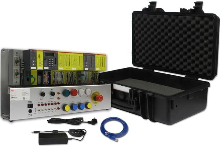Industrielle Schulungsset mit modularen SPS-Komponenten, Bedienfeld, Kabel und robustem Transportkoffer.