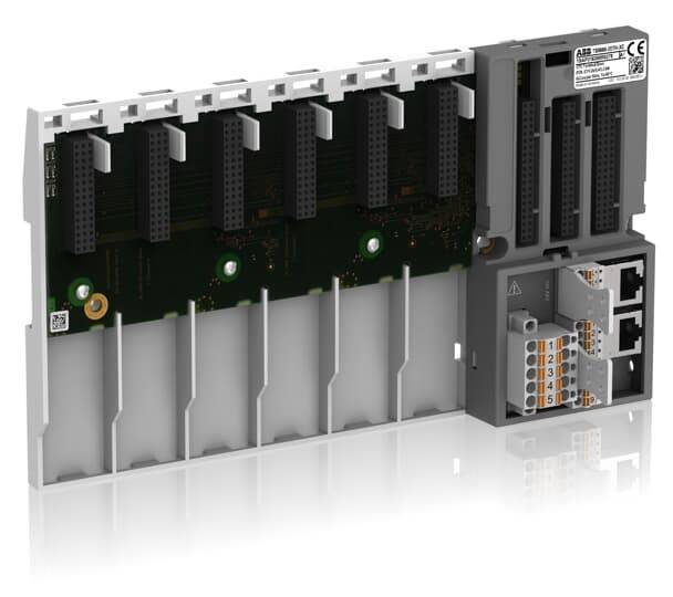 Industrielles elektronisches Steuermodul mit mehreren Steckplätzen für Verbinder und Anschlussleistenports in grauem Gehäuse auf weißem Hintergrund.