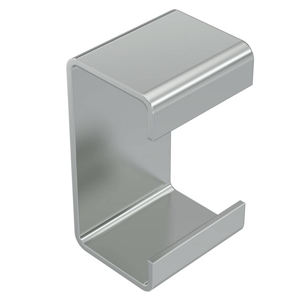 3D metallische C-förmige Halterung oder Kanalclip, silberfarben und reflektierend, freigestellt auf weißem Hintergrund.