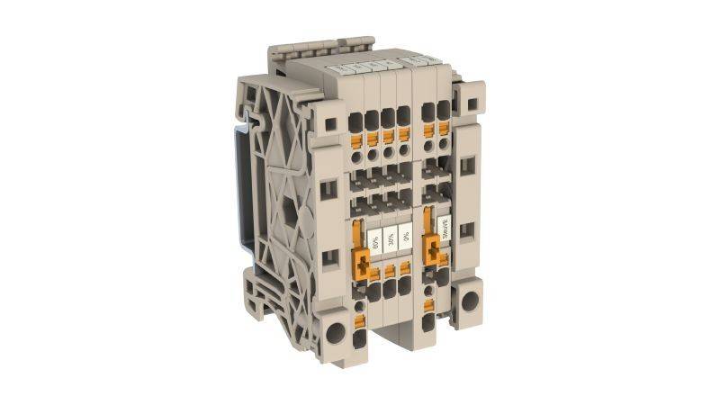 Industrielles elektrisches Steuerrelais-Modul mit mehreren Anschlüssen und orangefarbigen Steckverbindern, isoliert auf weißem Hintergrund dargestellt.