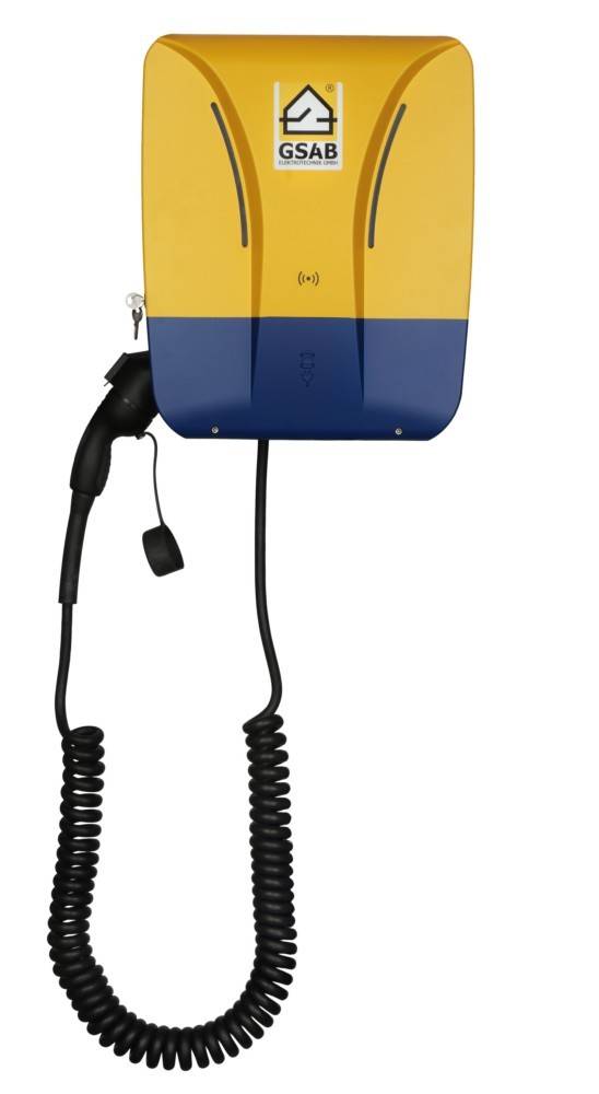 Gelb und blau gefärbtes, an der Wand montiertes Elektrofahrzeug-Ladegerät mit hängendem Stecker und aufgewickeltem Kabel, gekennzeichnet mit GSAB.