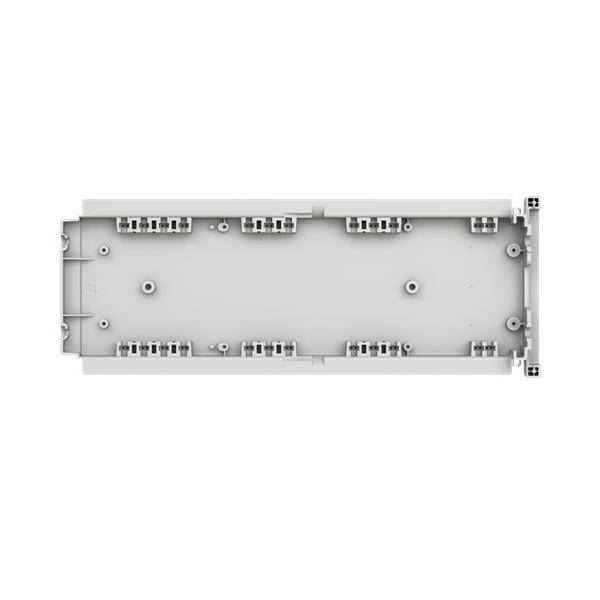 Draufsicht auf ein langes rechteckiges graues elektronisches Gehäuse oder Chassis mit Befestigungspunkten und Steckplätzen an den Kanten.