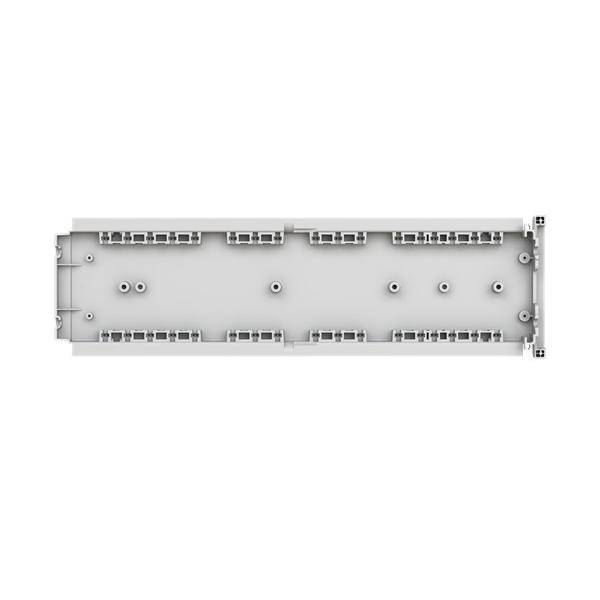 Draufsicht eines langen rechteckigen grauen elektronischen Moduls oder einer Leiterplatte mit Reihen von Steckverbindern und Montagelöchern auf weißem Hintergrund.