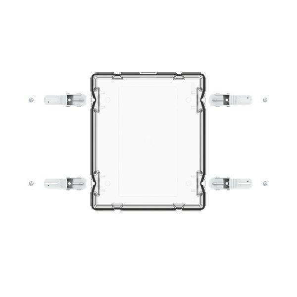 Draufsicht auf ein rechteckiges Panel, das in einem Metallrahmen mit vier Seitenklemmen montiert ist, gezeigt auf weißem Hintergrund.
