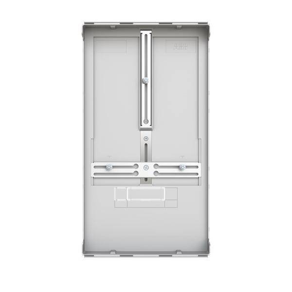 Nahaufnahme einer weißen Metall-Elektroinstallationsdose mit verstellbaren Halterungen und Schraubenschlitzen, dargestellt in der Vorderansicht auf einfachem Hintergrund.