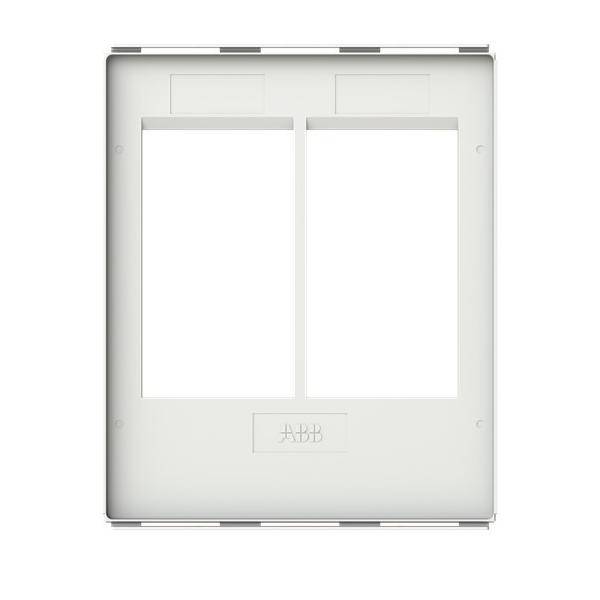 Weiße ABB-Elektrosteckdose mit zwei vertikal angeordneten leeren Modulen, zentriert auf einem einfachen Hintergrund.