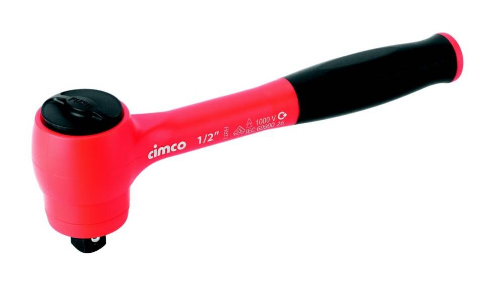 Roter und schwarzer Cimco 1/2-Zoll isolierter Ratschenschlüssel auf weißem Hintergrund.