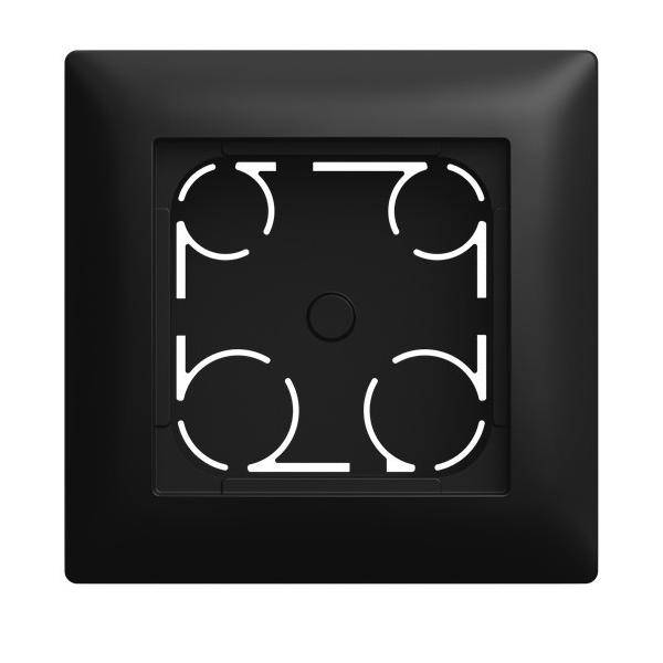 Schwarze quadratische elektrische Wandplatte mit einer zentralen kreisförmigen Öffnung und vier Eckausschnitten, von vorne vor weißem Hintergrund gezeigt.
