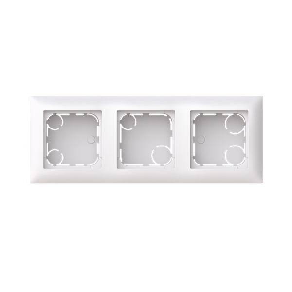 Weißer dreifach-Schuko-Elektroinstallationsdosen-Rahmen mit drei quadratischen Öffnungen, Vorderansicht vor weißem Hintergrund.