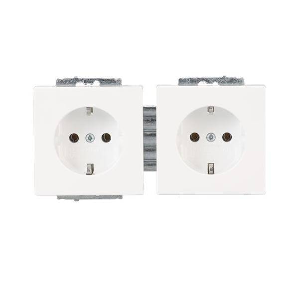 Doppelte elektrische Wandsteckdose mit zwei runden Steckplätzen, Vorderansicht auf weißem Hintergrund.