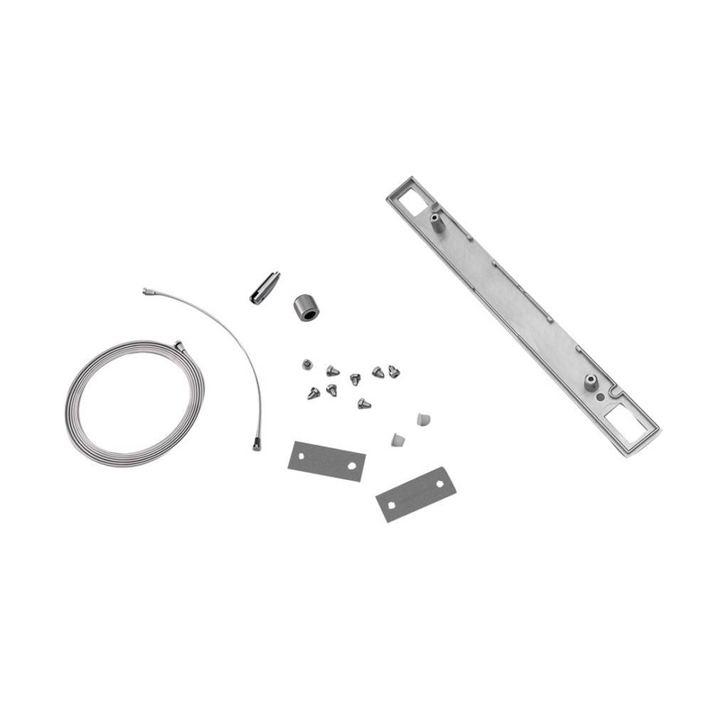Zerlegtes Metallhardware-Set mit einer langen Montageklammer, aufgerolltem Kabel, kleinen Steckverbindern, Schrauben und zwei flachen Platten auf weißem Hintergrund.