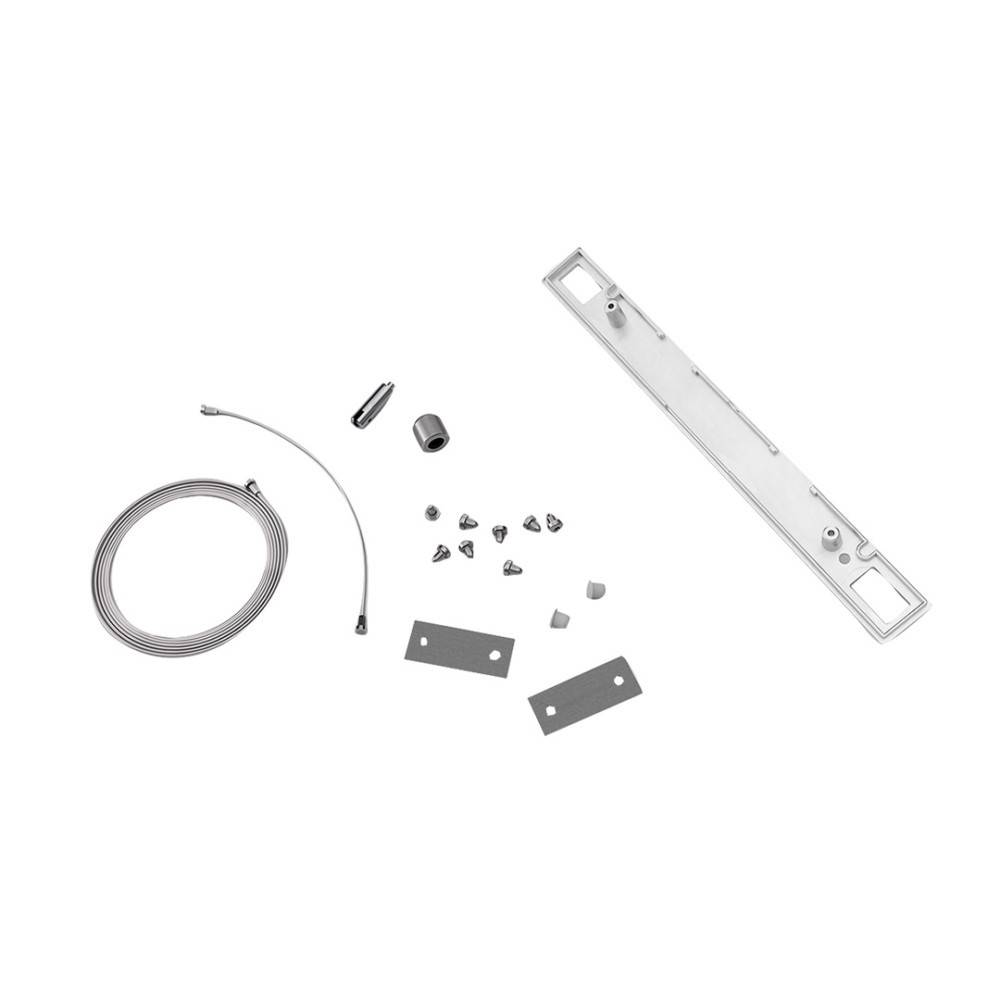 Zerlegter Hardware-Satz mit gewickeltem Kabel, kleinen Steckverbindern, Schrauben, zwei Metallplatten und einer langen Montageklammer auf weißem Hintergrund.