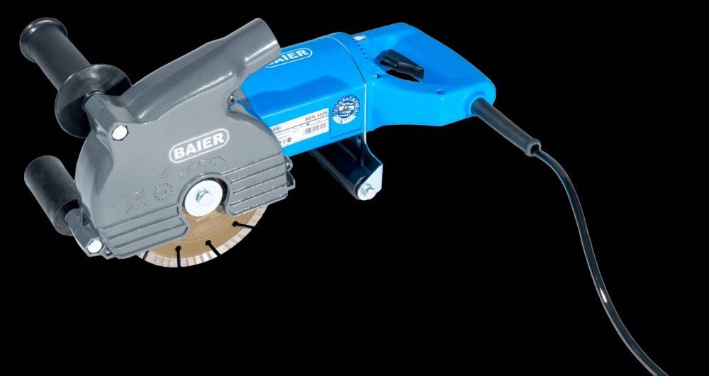 Blaugesägte tragbare Elektrobeton-Handkreissäge mit grauem Schutzblech, Seitengriff und angeschlossenem Stromkabel auf schwarzem Hintergrund.