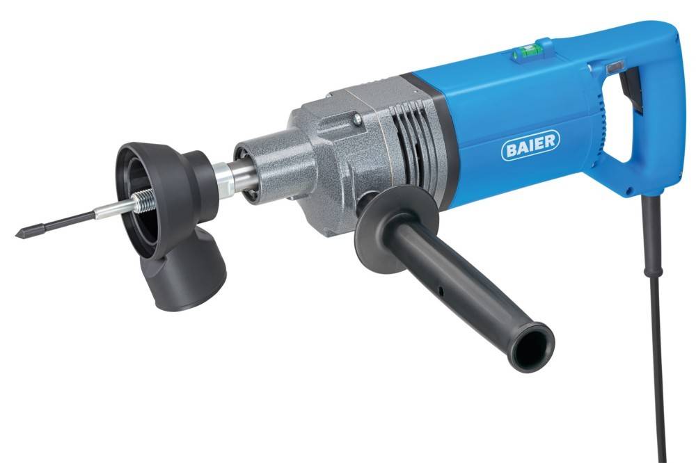 Blauwe Baier-Elektrobohrmaschine mit Seitengirff und in der Spannzange montiertem Aufsatz auf weißem Hintergrund.