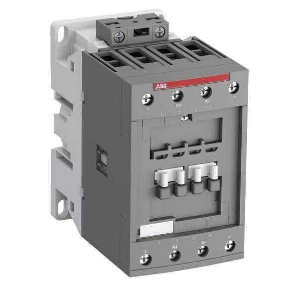 ABB dreipoliger elektrischer Schütz mit grauem Gehäuse, Anschlussschrauben und vorderen Steuerkontakten auf weißem Hintergrund.