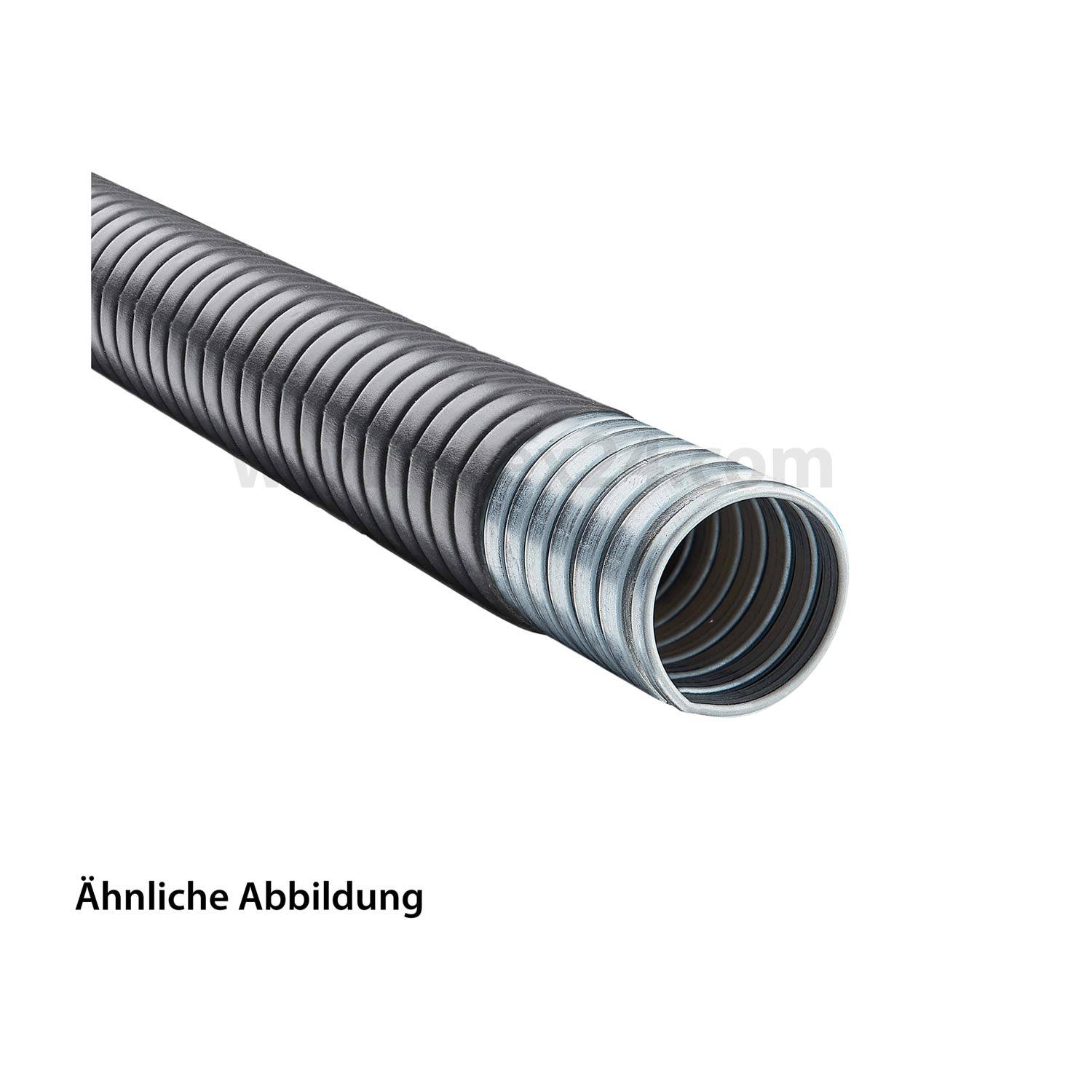 Gewellter schwarz-silberner flexibler Metallschlauch, dargestellt auf weißem Hintergrund.